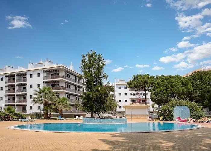 Elegance Apartment W/ Balcony & Pool By Lovelystay