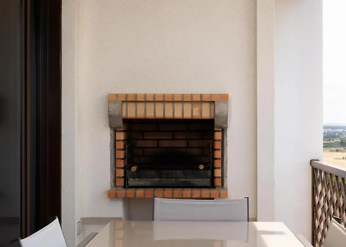 Elegance Apartment W/ Balcony & Pool By Lovelystay
