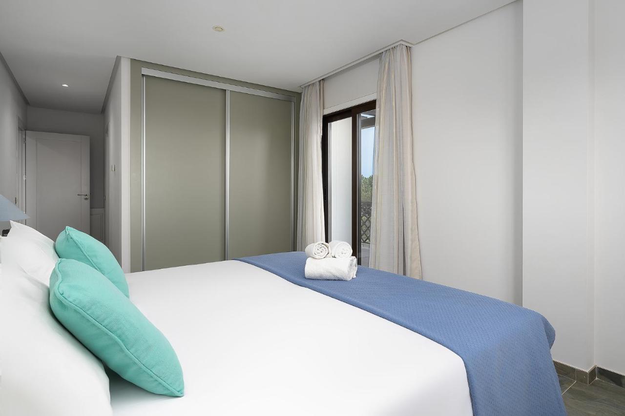 Elegance W/ Balcony & Pool By Lovelystay Apartment