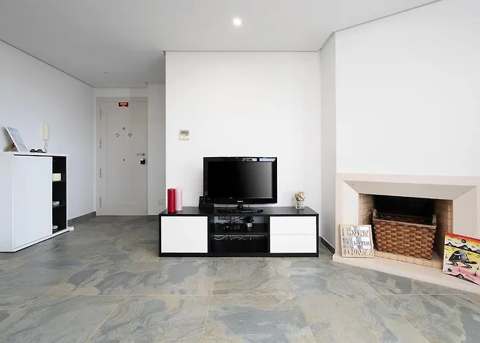 Elegance Apartment W/ Balcony & Pool By Lovelystay